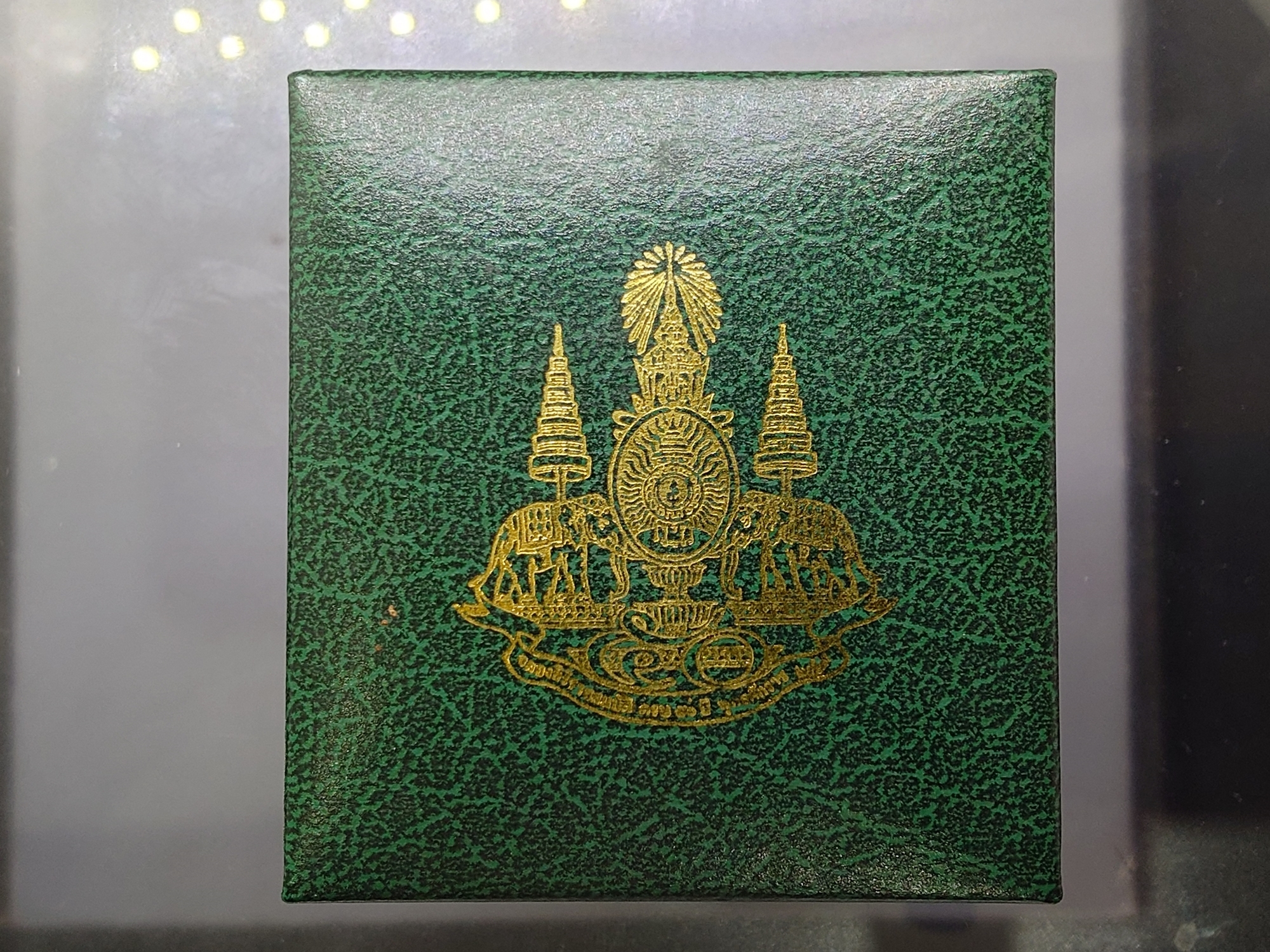 พระพุทธโสธร ภปร เนื้อเงิน พิมพ์ใหญ่ รุ่นสร้างพระอุโบสถ ปี 2539 พร้อมกล่องเดิม ใบเซอร์