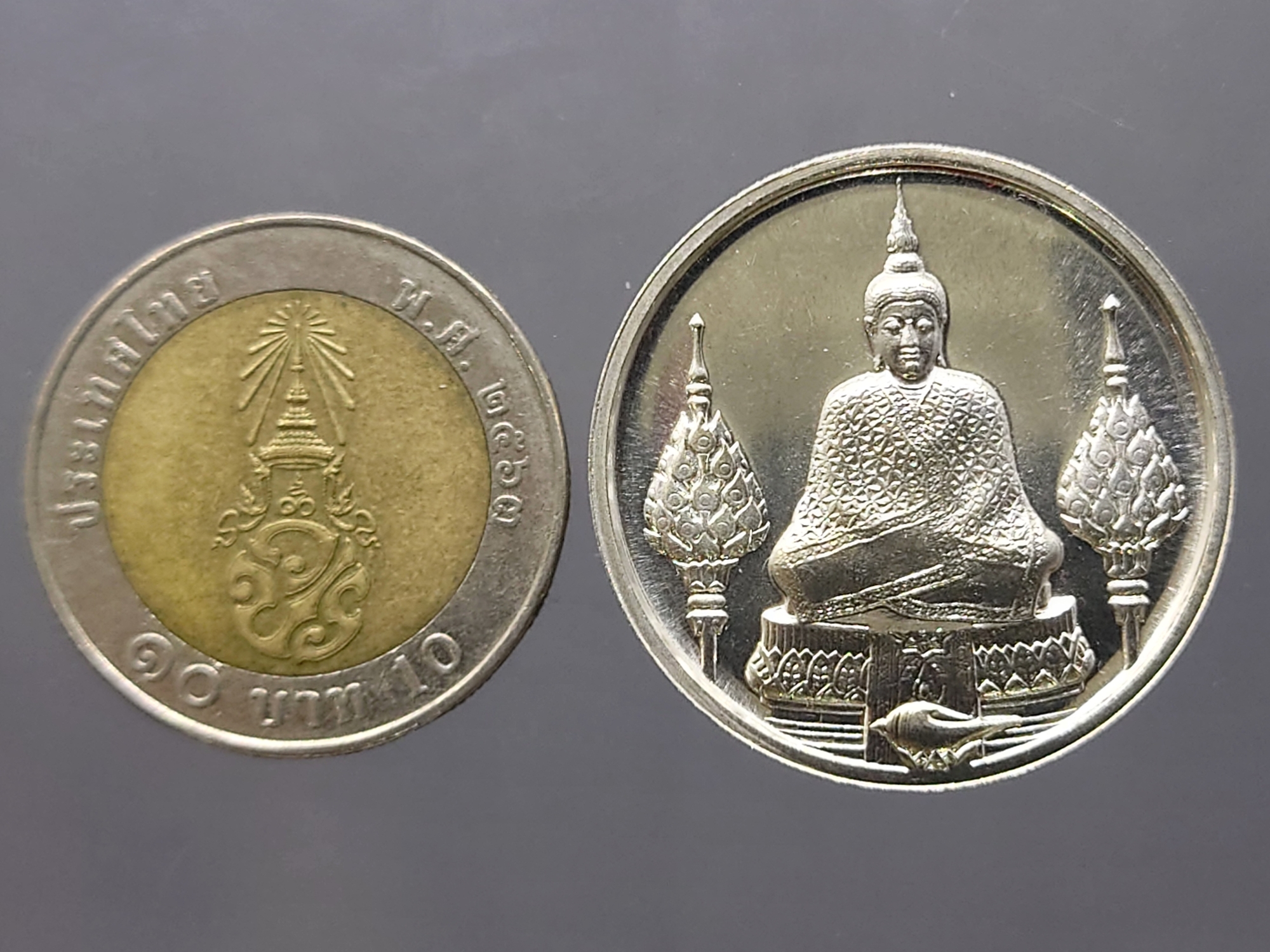 เหรียญพระแก้วมรกต ภปร รุ่นแรก ทรงเครื่องฤดูหนาว เนื้อเงิน ฉลองกรุงรัตนโกสินทร์ 200 ปี พ.ศ.2525