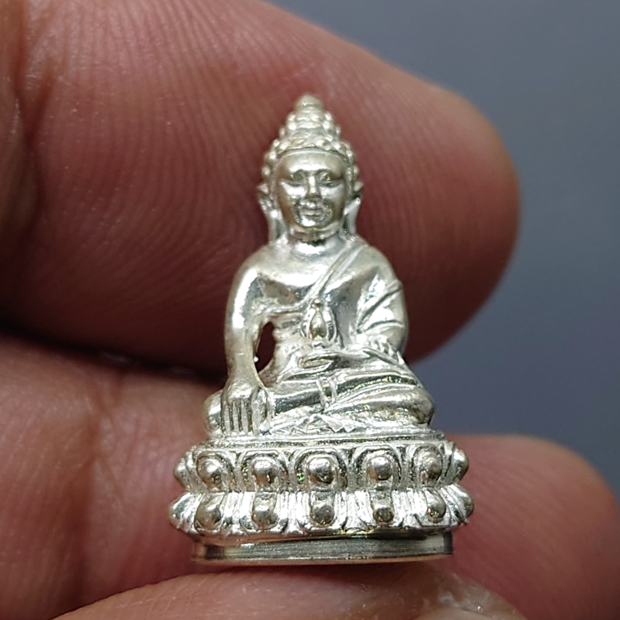 พระกริ่งญาณวเรศ (กริ่งปวเรศน้อย) ฐานบรรจุพระเกศาและจีวร เนื้อเงิน พิมพ์เล็ก สมเด็จพระญาณสังวรฯ ทรงเจริญพรรษา 100 ปี วัดบวรนิเวศวิหาร ปี2556 พร้อมใบรับรอง