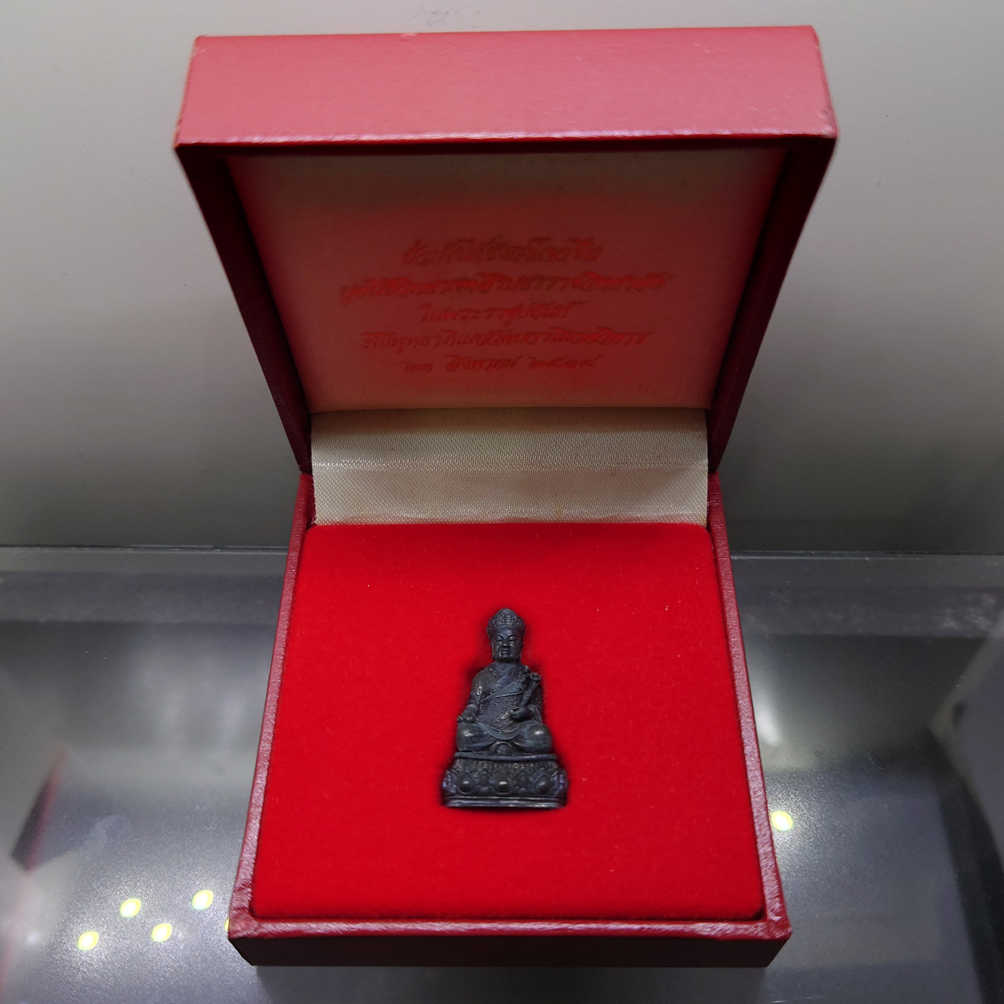 พระรูปเหมือนไต้ฮงกงโจวซือ เนื้อนวะ จัดสร้างโดยมูลนิธิวิทยาเขตสิรินธรราชวิทยาลัย ในพระราชูปถัมภ์ พิธีวัดบวรนิเวศวิหาร ปี2539 กล่องเดิม นิยม หายาก รับประกันแท้
