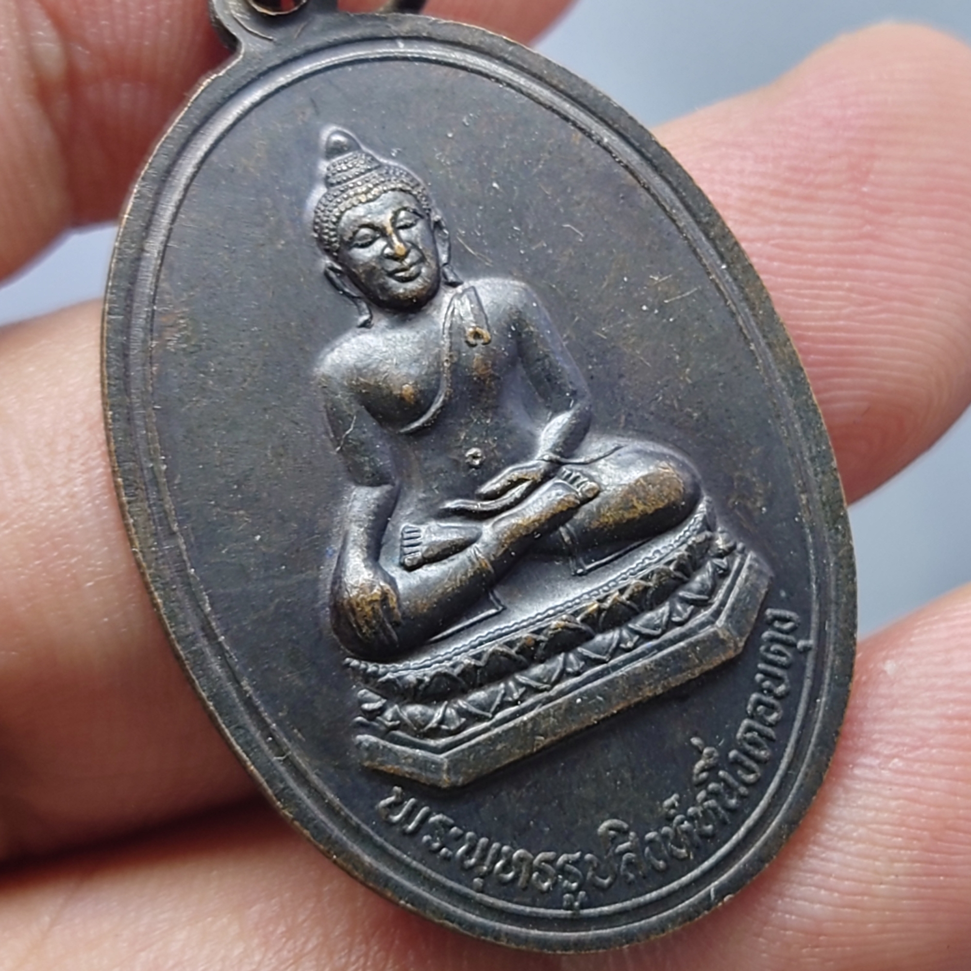 เหรียญพระบรมธาตุดอยตุง หลัง พระสิงห์หนึ่ง เนื้อทองแดงรมดำ พ.ศ.2539