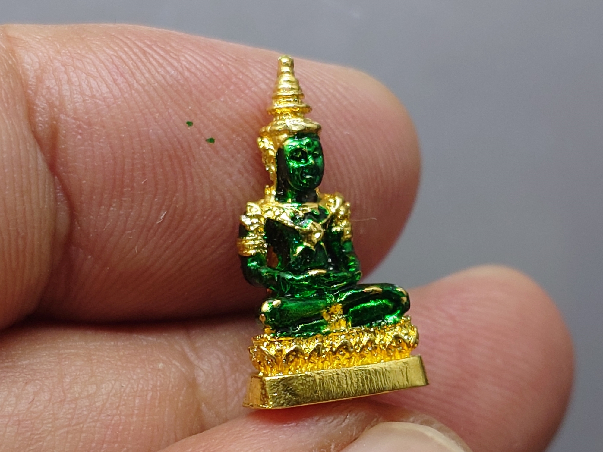 พระพุทธมหามณีรัตนปฏิมากร เนื้อเงินกาหลั่ยทอง ลงยาเขียว ขนาดสูง 1.8 ซ.ม.พิธีมหาพุทธาภิเษก ณ พระอุโบสถวัดพระศรีรัตนศาสดาราม พ.ศ.2538 พร้อมตลับเดิม