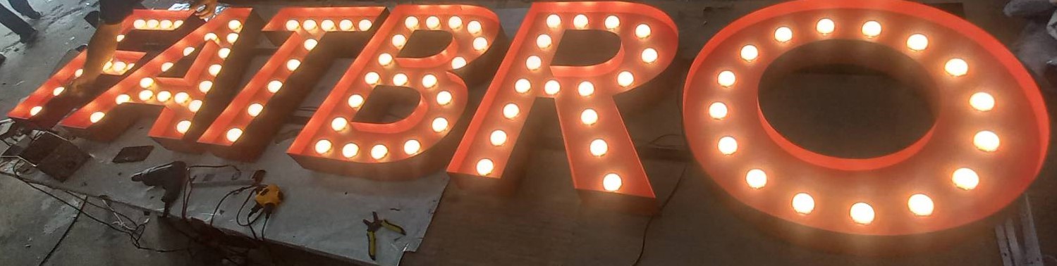ป้ายไฟปิงปองตัวอักษรลอย “FATBRO” | ป้ายตัวอักษรเหล็กสีแดงฝังหลอดไฟหัวกระสุน สะดุดตา เท่ ชัดเจน