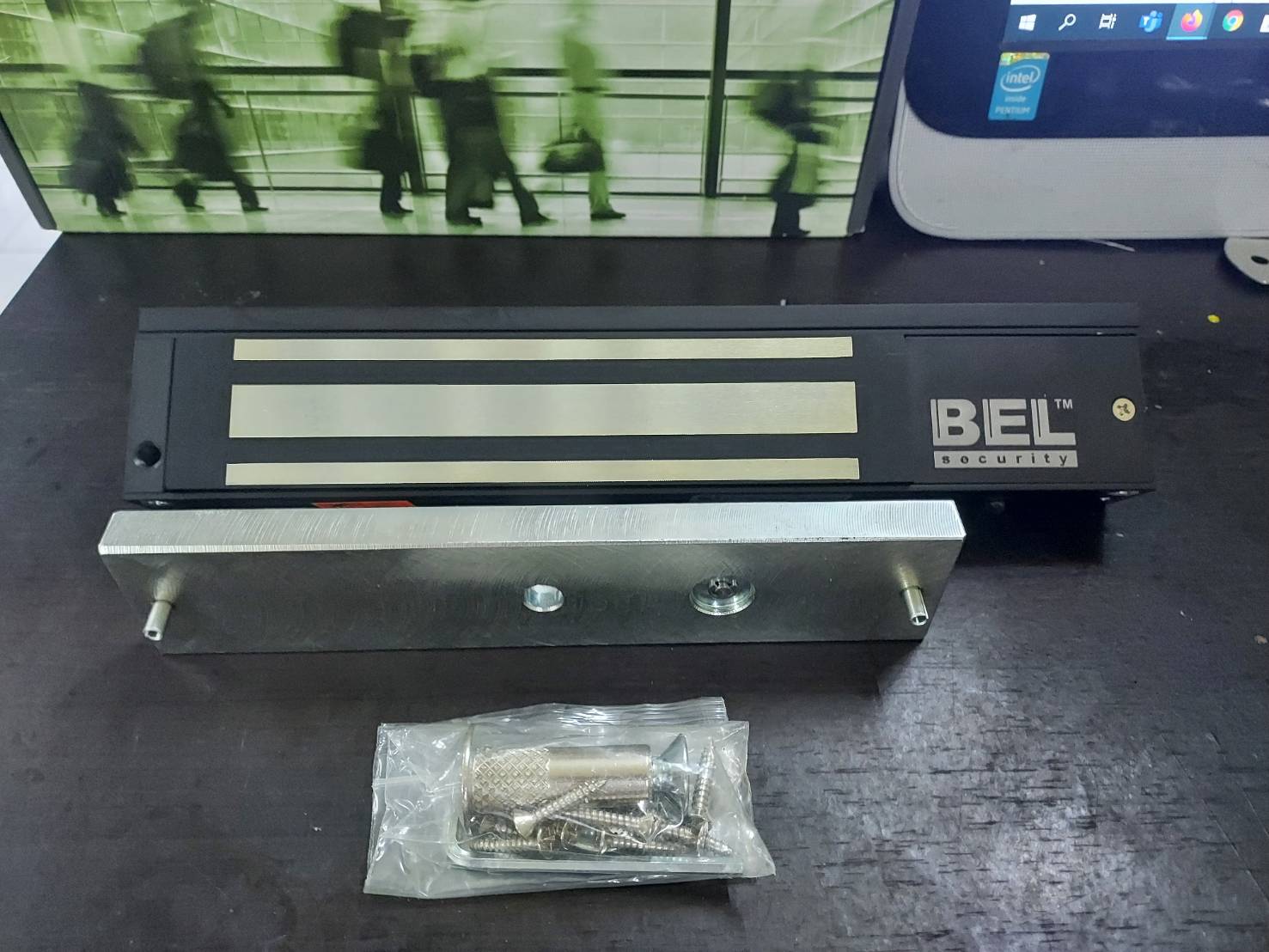 Magnetic Lock 600 ปอนด์ ( มี LED แสดงสถานะ) พร้อม LZ Bracket ยี่ห้อ BEL ( ดำ )