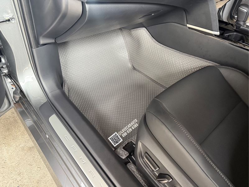 พรมปูพื้นรถยนต์ Toyota Camry 2025 กระดุมเล็กสีเทา
