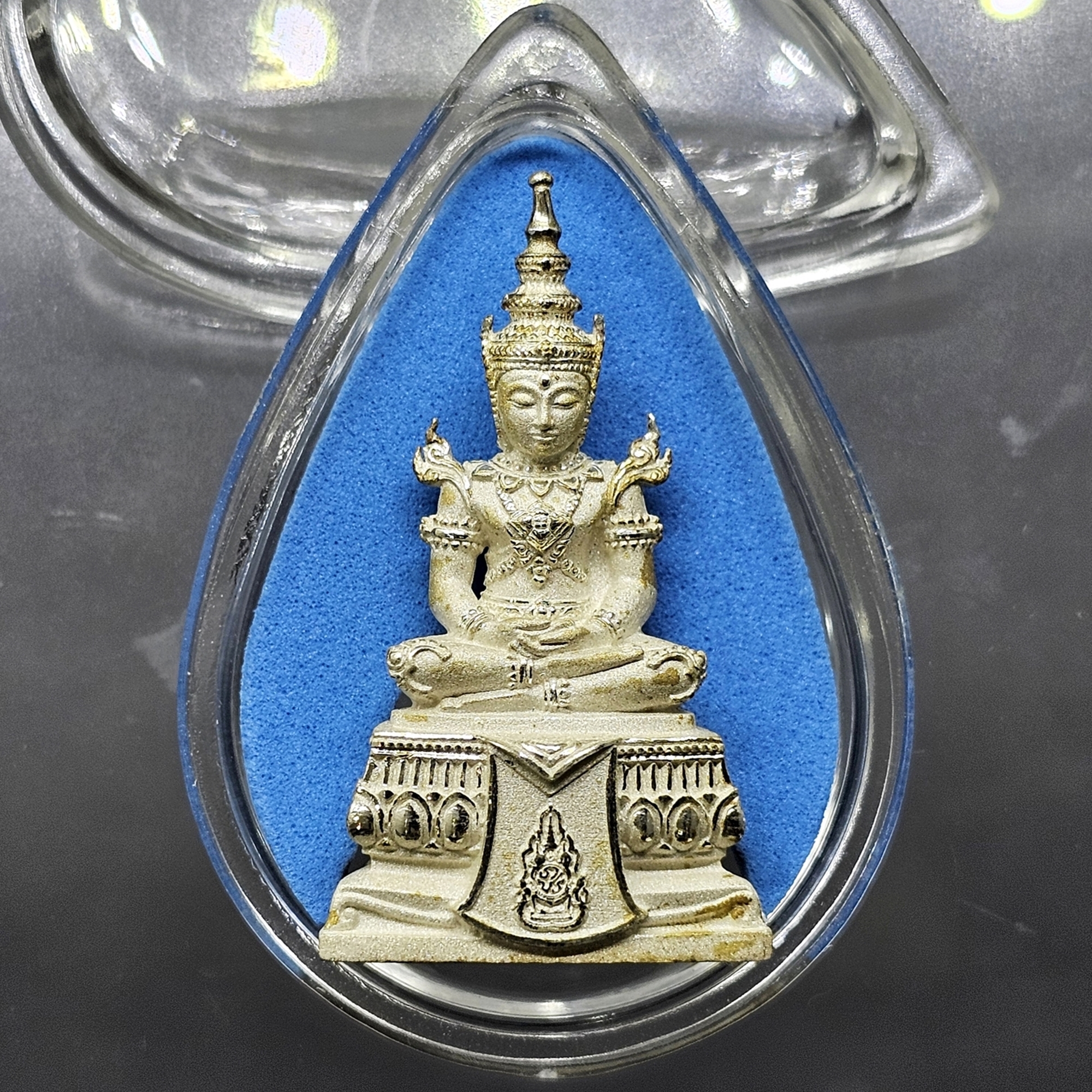 พระพุทธมหามณีรัตนปฏิมากร (พระแก้วมรกต) จำลอง ทรงเครื่องฤดูร้อน เนื้อเงิน ฉลองสิริราชสมบัติ ครบ 60 ปี ในหลวง รัชกาลที่9 พ.ศ.2550