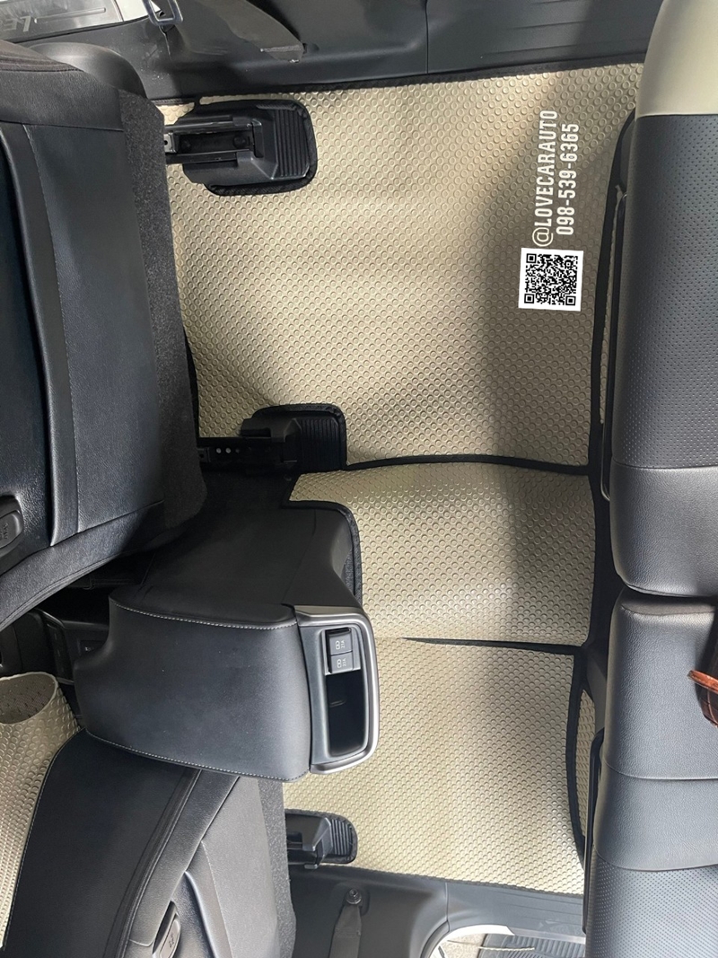 พรมปูพื้นรถยนต์ Toyota Fortuner 2023 กระดุมเล็กสีครีมขอบดำ