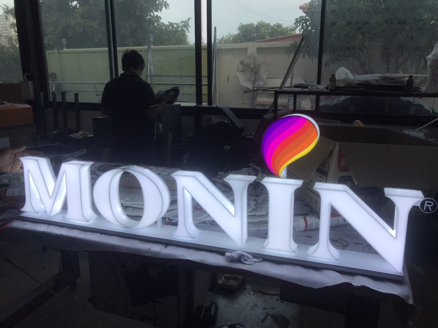 ป้ายไฟยกขอบอะคริลิคไฟแอลอีดีออกหน้า งานMONIN
