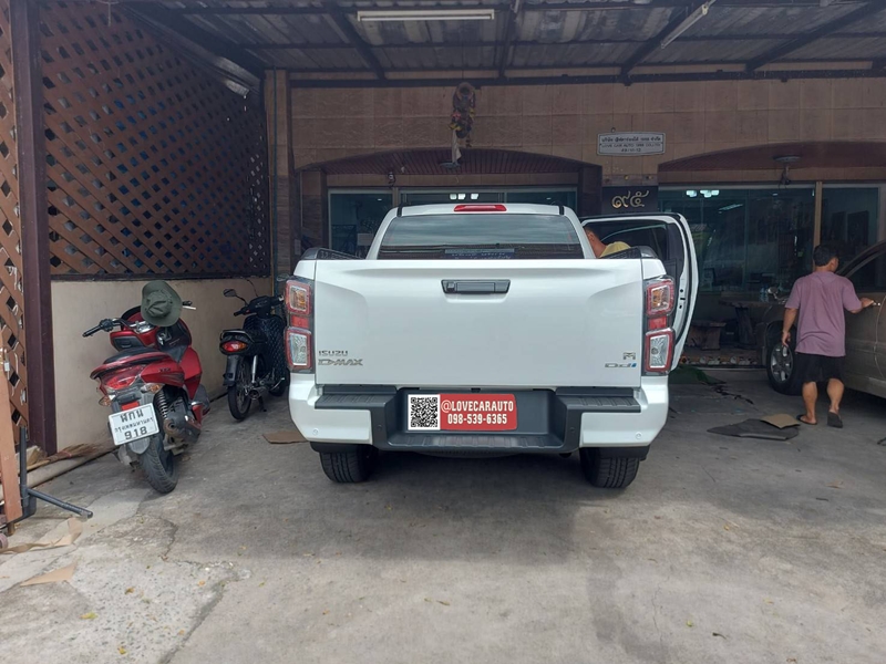 พรมปูพื้นรถยนต์ Isuzu Dmax 4Door 2023 vvip สีน้ำเงินด้ายทอง +ไวนิลครีม