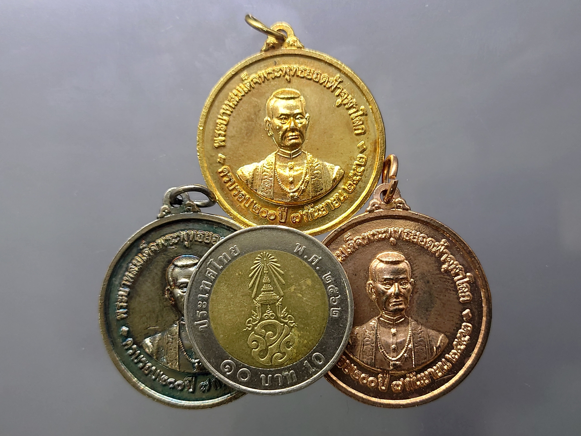 เหรียญที่ระลึก 200 ปี พระบาทสมเด็จพระพุทธยอดฟ้าจุฬาโลก ชุด 3 เหรียญ มูลนิธิทุนพระพุทธยอดฟ้าฯสร้าง วัดพระเชตุพนฯ ปี2552 พร้อมกล่องเดิม