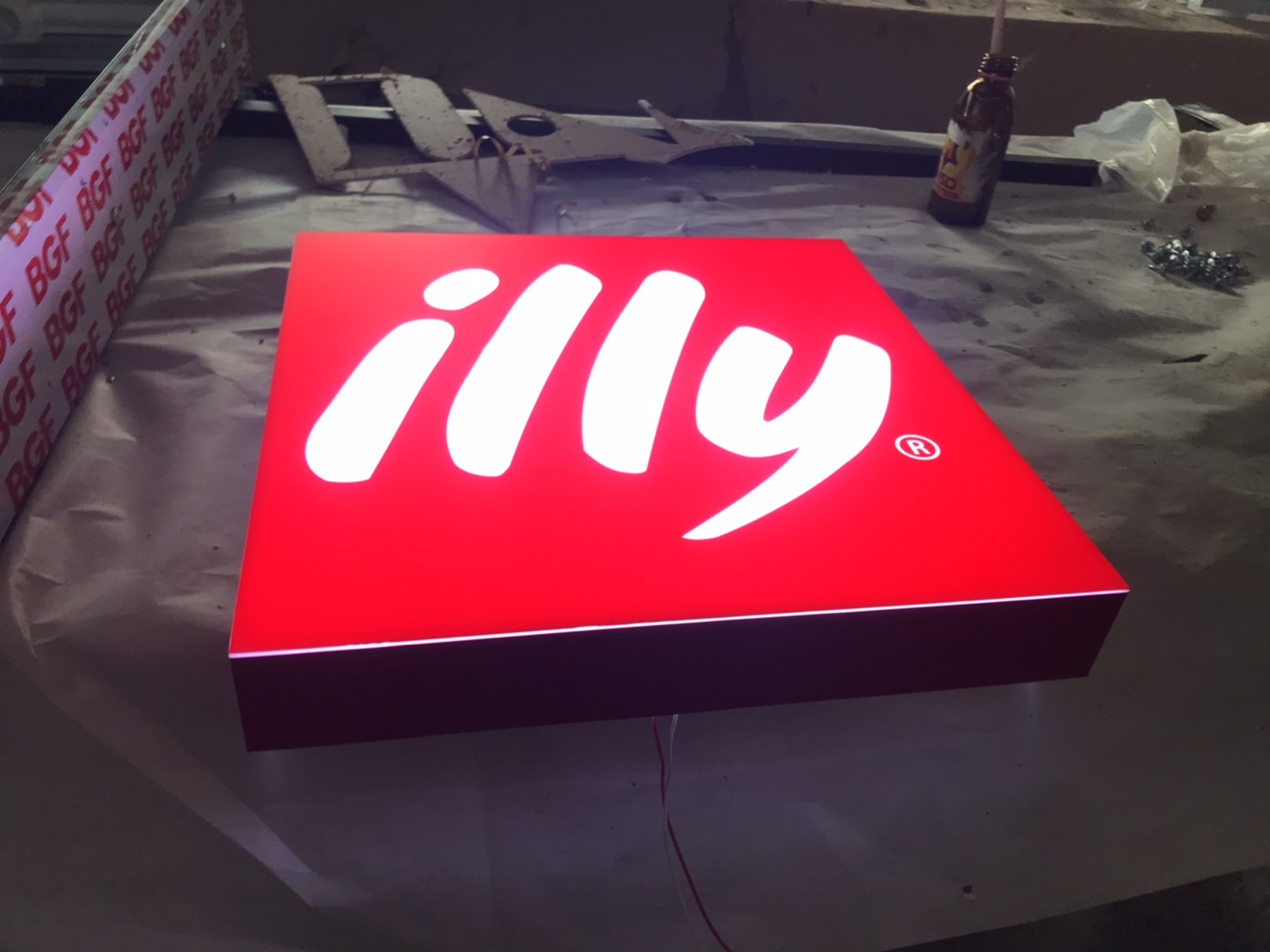 ป้ายโลโก้ออกไฟขอบอลูมิเนียม งานilly