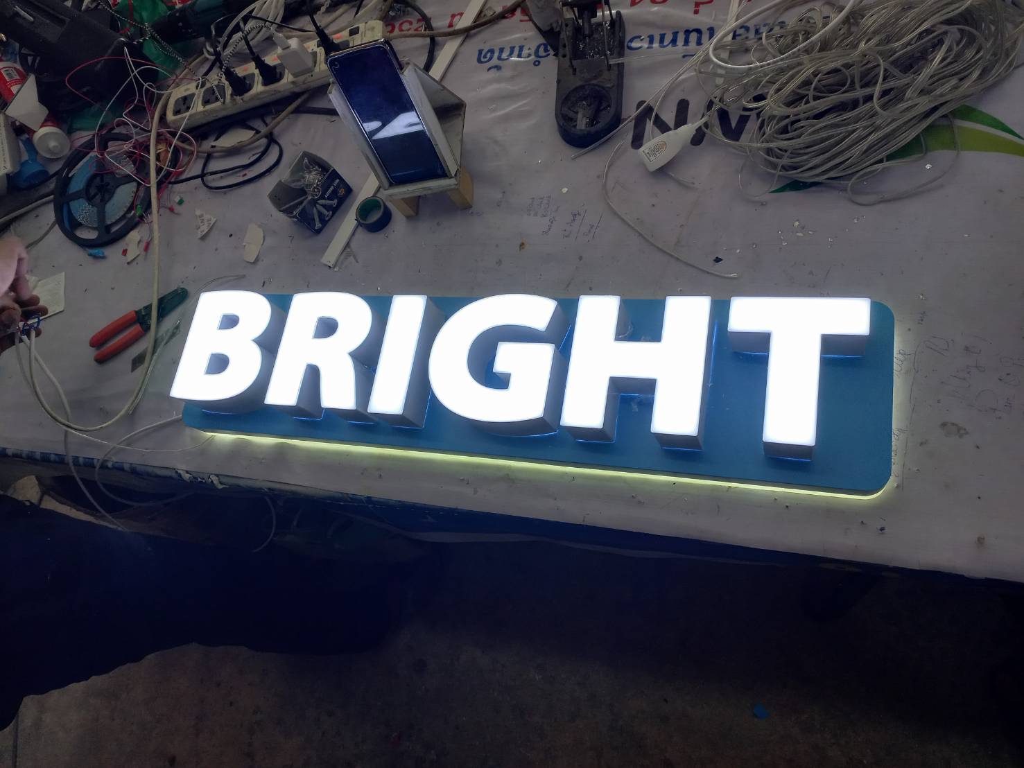 ป้ายตัวหนังสือไฟออกหน้า งานBRIGHT