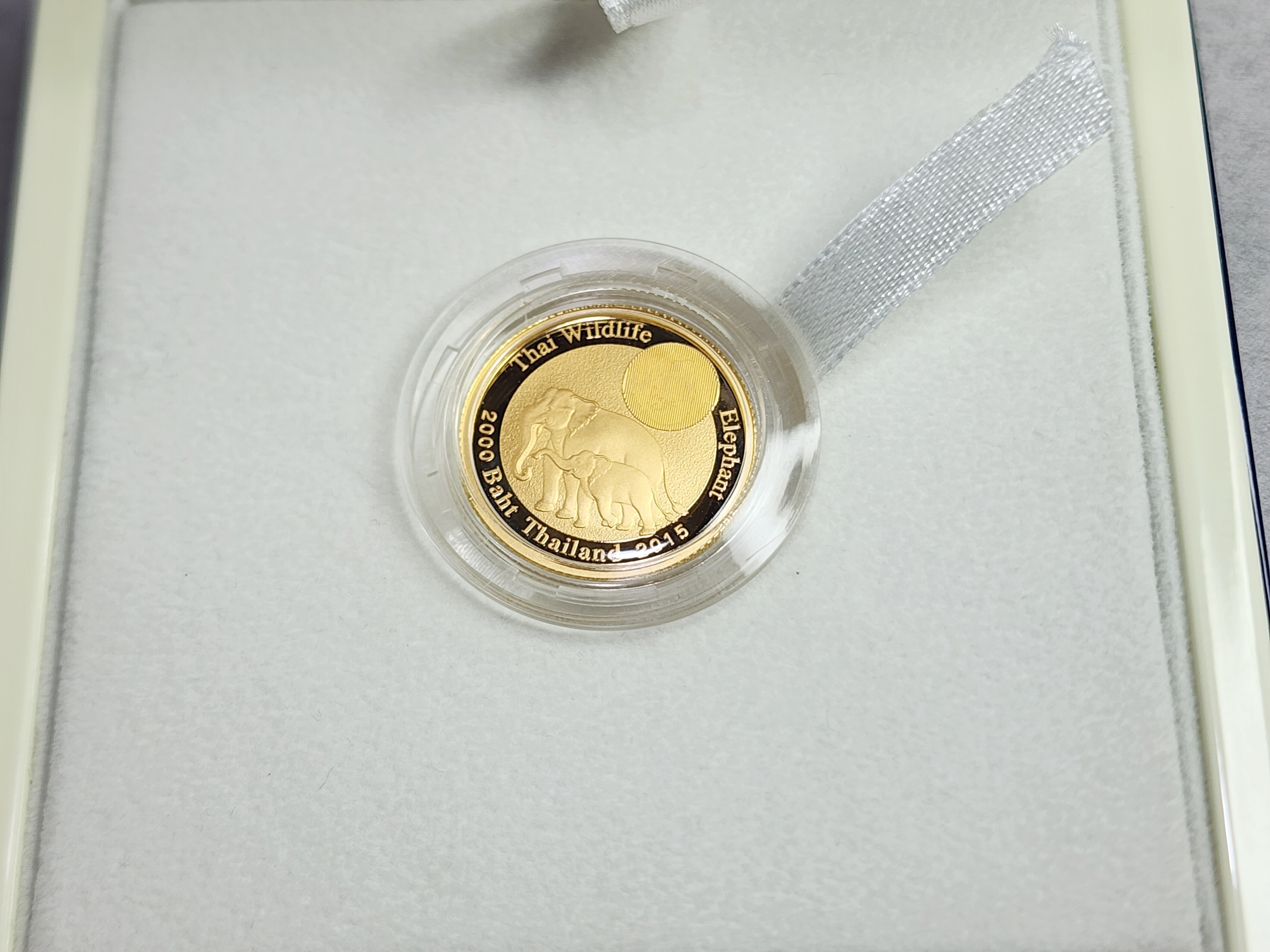 เหรียญทองคำขัดเงา ครบชุด 3 เหรียญ ที่ระลึกช้างไทย (ช้างแม่ลูก) พร้อมกล่องเดิมๆ สร้างน้อย หายาก พ.ศ.2559