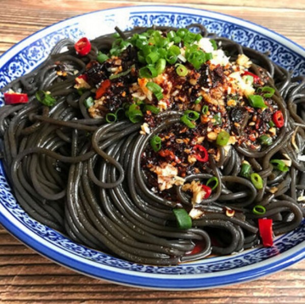 เส้นก๋วยเตี๋ยวดำเสฉวน สัมผัสนุ่มลื่นละมุนลิ้น 180g