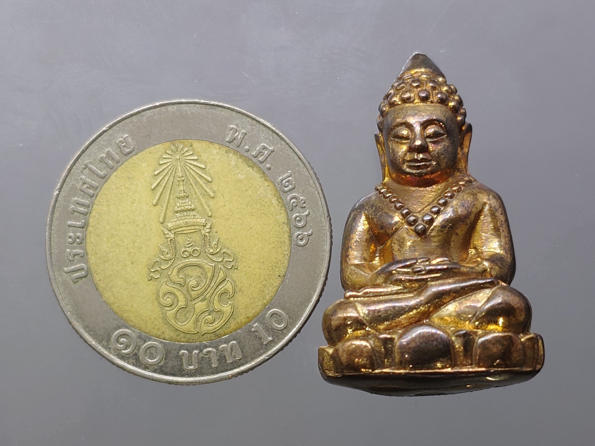 พระกริ่งล้มลุก ท่านเจ้ามาบรรจุอิทธิธาตุ (ย้อนยุค) เนื้อนวะโลหะ รุ่นรักษ์แผ่นดิน ในโอกาสกรมยุทธศึกษาทหารบก สถาปนาครบ ๑๐๙ ปี วัดสามปลื้ม ปี2544 พร้อมกล่องเดิม