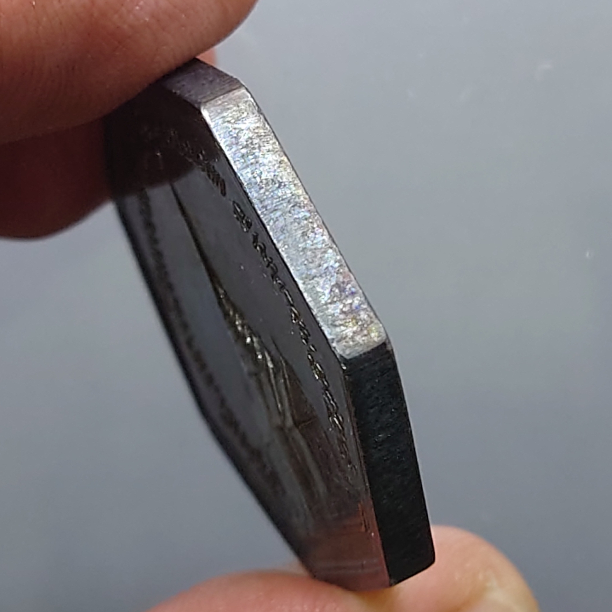 เหรียญระลึก พระราชพิธีถวายพระเพลิงพระบรมศพ พระนางเจ้ารำไพพรรณี เนื้อเงิน ปี 2528 พร้อมกล่องเดิม (ฝากล่องเขี้ยวล็อคหัก)