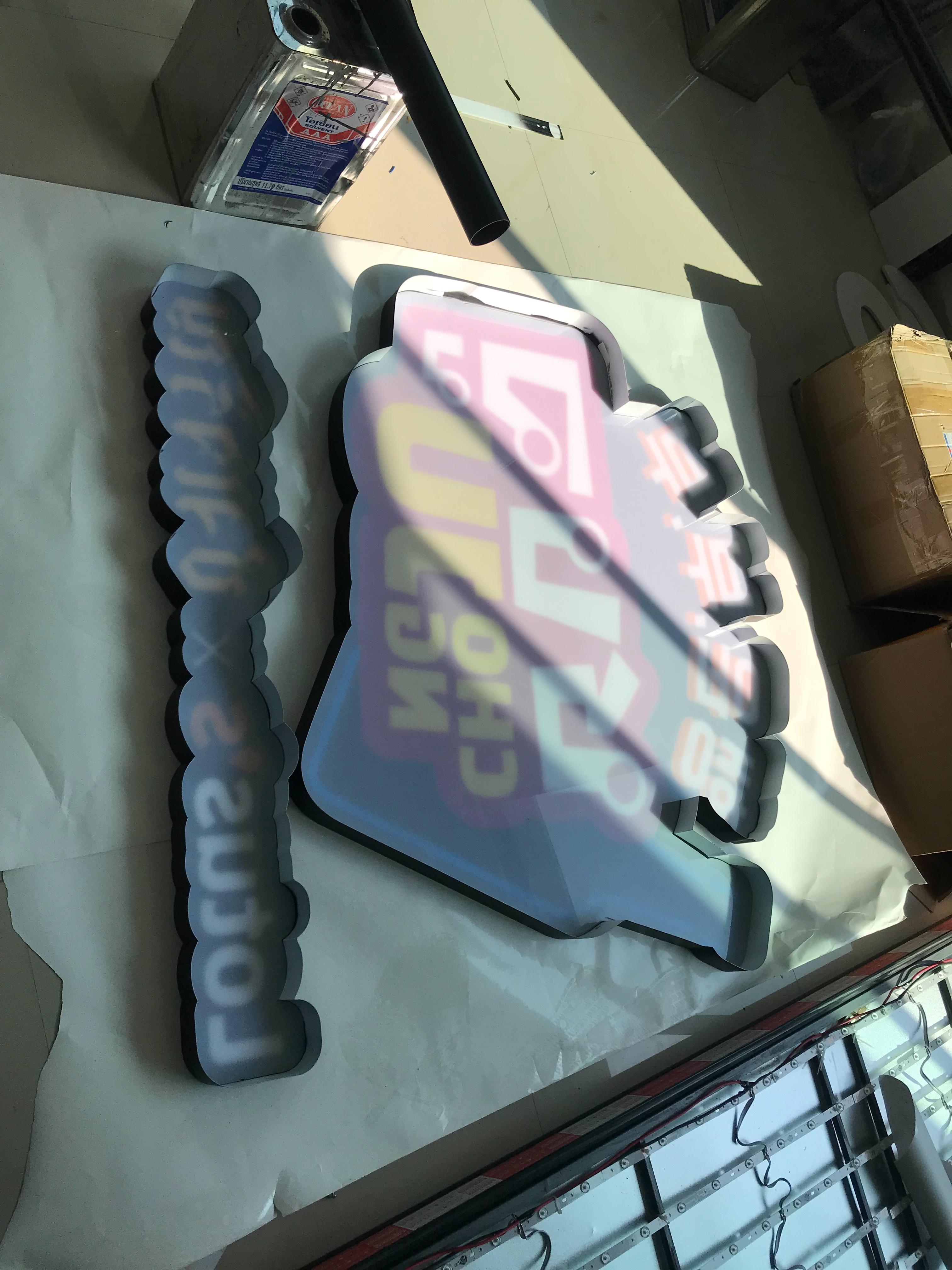 งานพิมพ์สติกเกอร์โปร่งแสง พิมพ์สติกเกอร์ติดป้ายตัวอักษรออกไฟออกหน้า งานชงจู CHONGJU Lotus's X ชงเจริญ