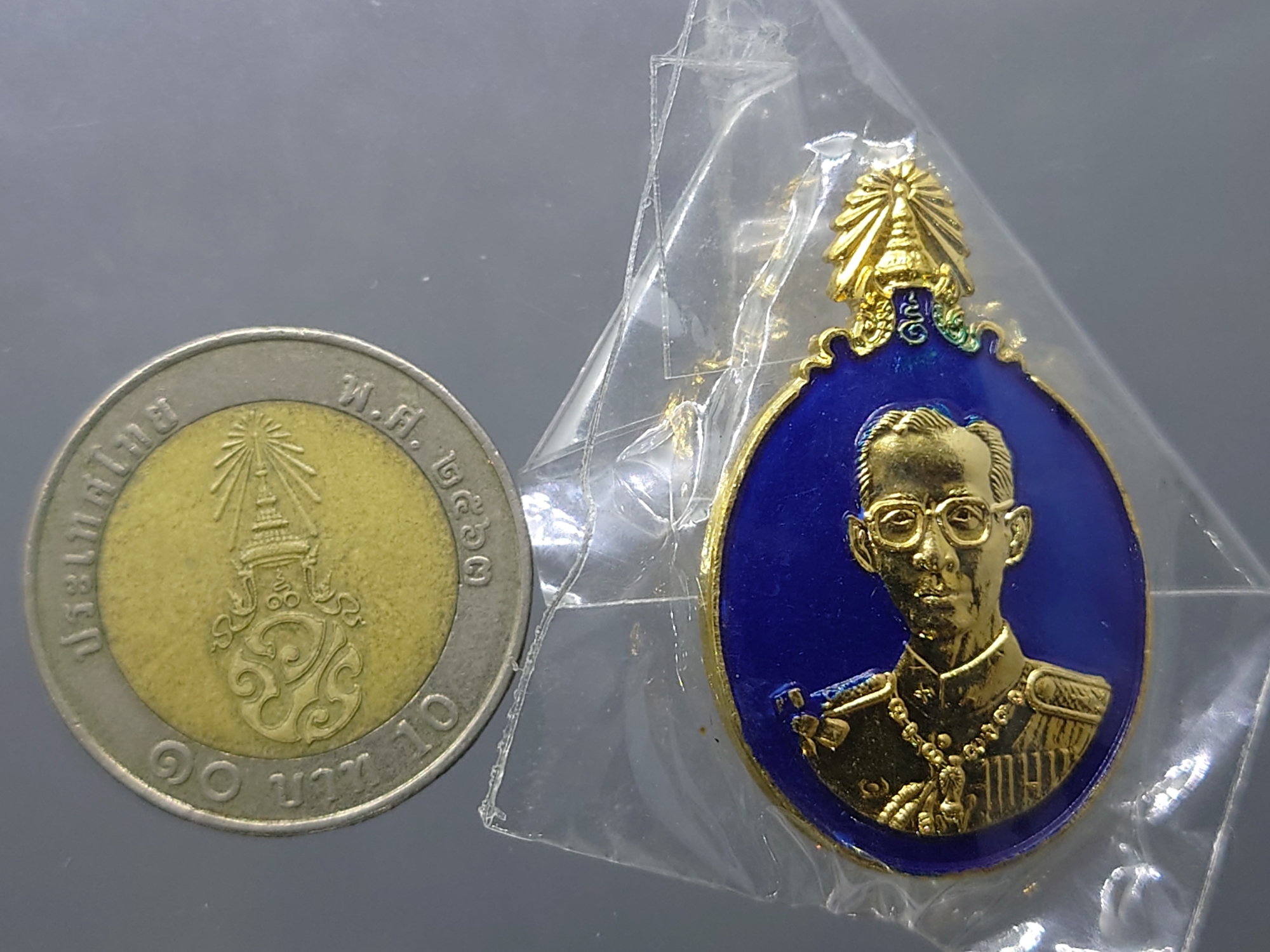 เข็มกลัด 5 ธันวามหาราช ครั้งที่ 24 กาหลั่ยทอง ลงยา พ.ศ.2543 ซีลเดิม