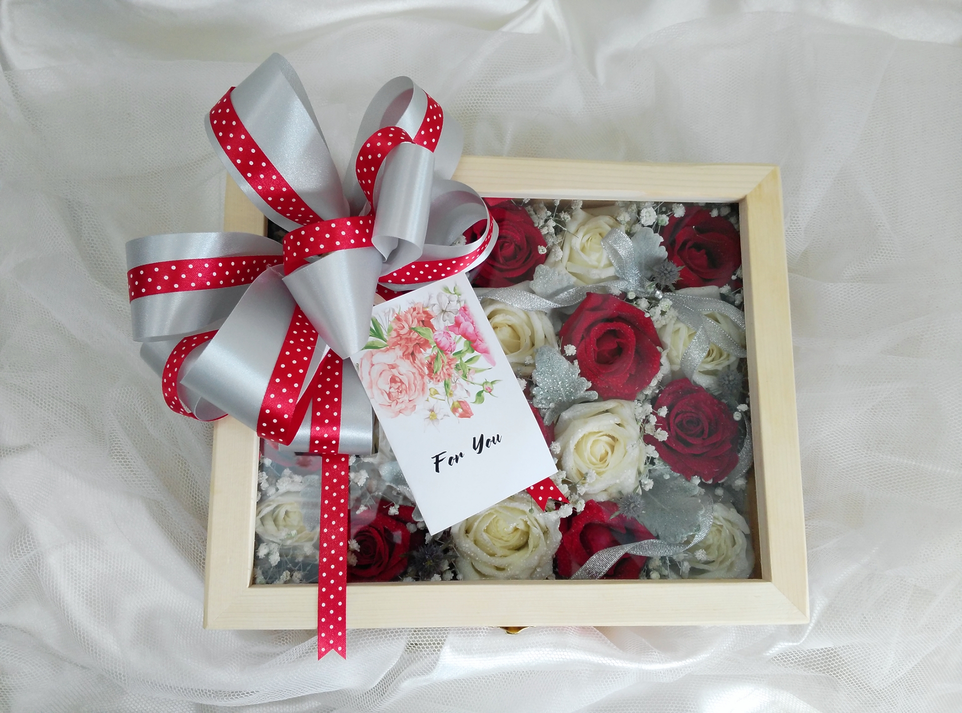 Flower Box กล่องดอกกุหลาบขาวแดง