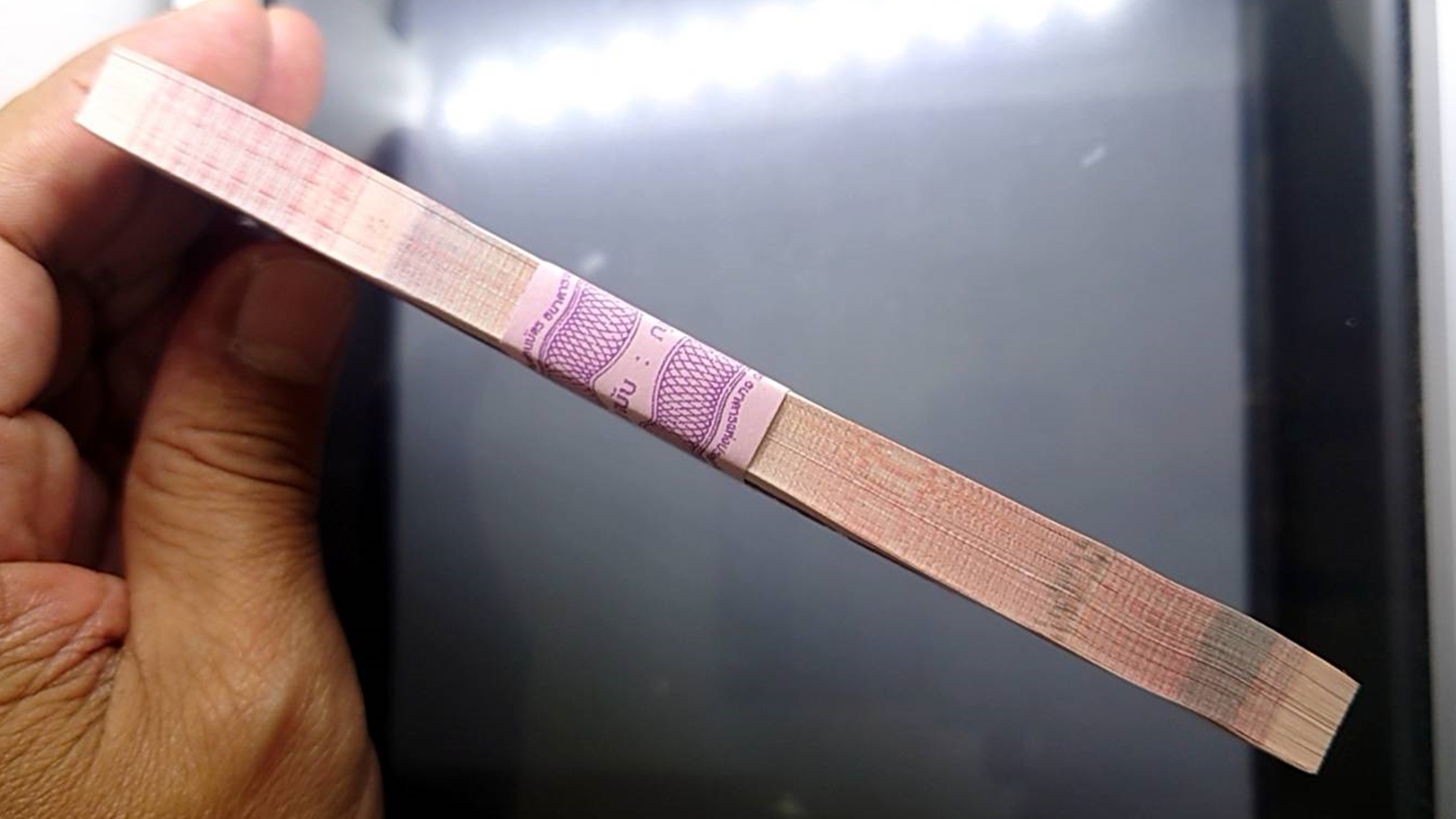 ธนบัตรยกแหนบ 100 ใบ เรียงเลข ธนบัตร 100 บาท แบบ 15 รุ่น 2 (เลิกทาส) ไม่ผ่านใช้ เลขสวย 9หน้า 9 หลัง