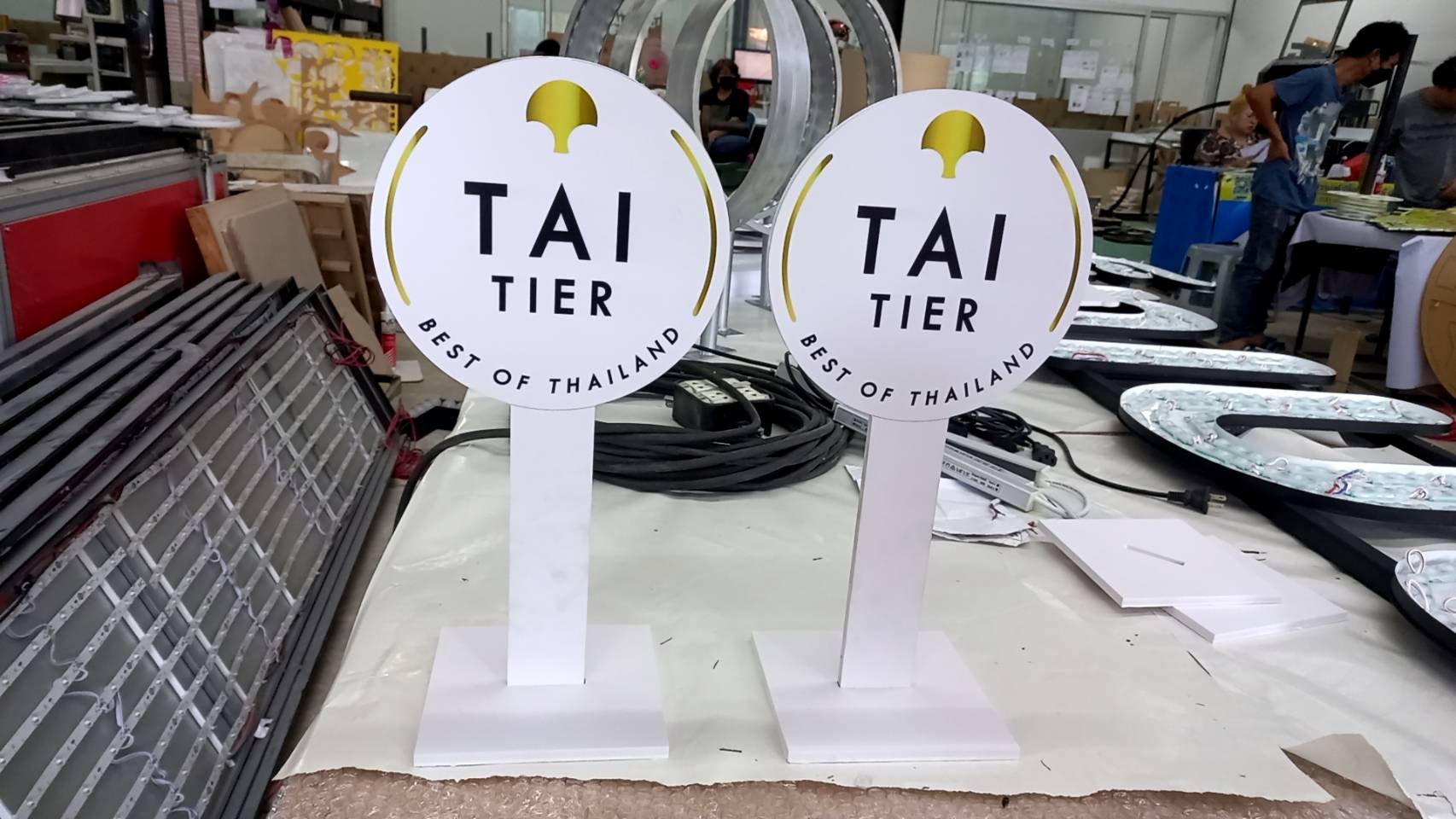ป้ายตั้งสแตนดี้พลาสวูด งานTAI TIER