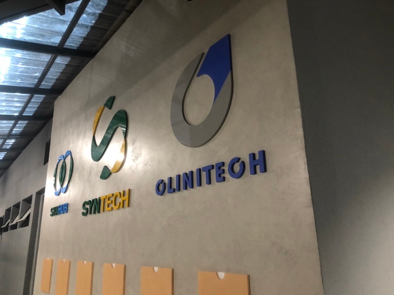 ป้ายชื่อบริษัทและโลโก้ เลเซอร์ฉลุอะคริลิคพ่นสีตามโลโก้ งานSYNTECH SYNHUB CLINITECH
