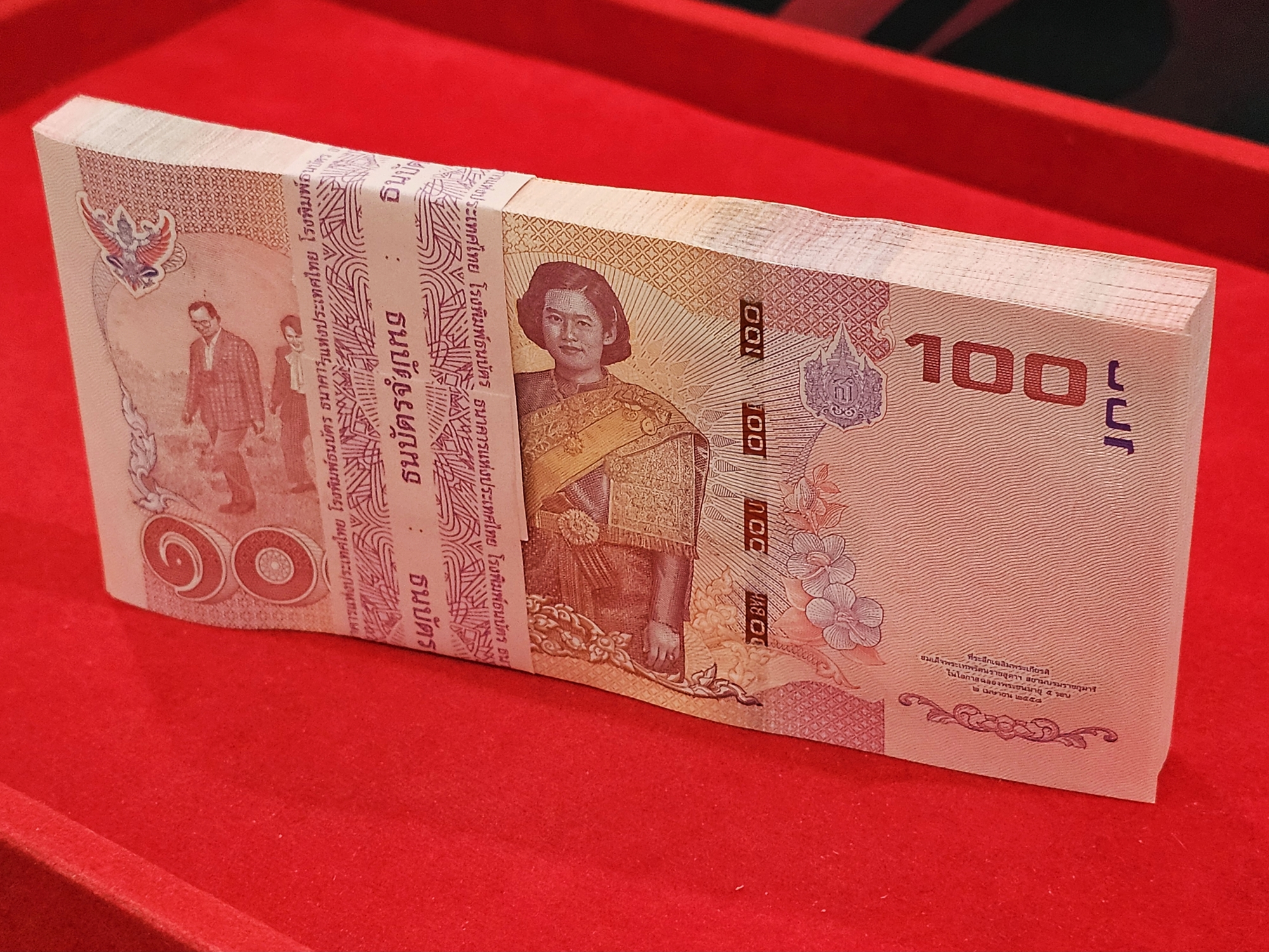 ธนบัตรยกแหนบ 100 ใบ เรียงเลข ธนบัตรที่ระลึก 100 บาท ฉลองพระชนมายุ 50 พรรษา สมเด็จพระเทพฯ ในรัชกาลที่9 พ.ศ.2558 ไม่ผ่านใช้