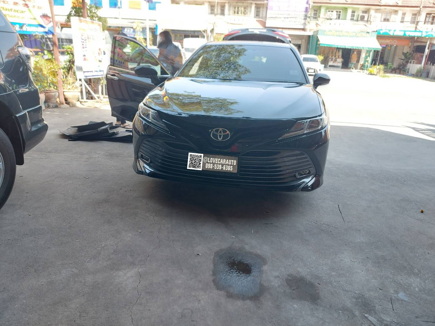 พรมปูพื้นรถยนต์ 7D Toyota Camry โตโยต้า คัมรี่ 2020 สีน้ำตาลเข้ม +ไวนิลสีครีม