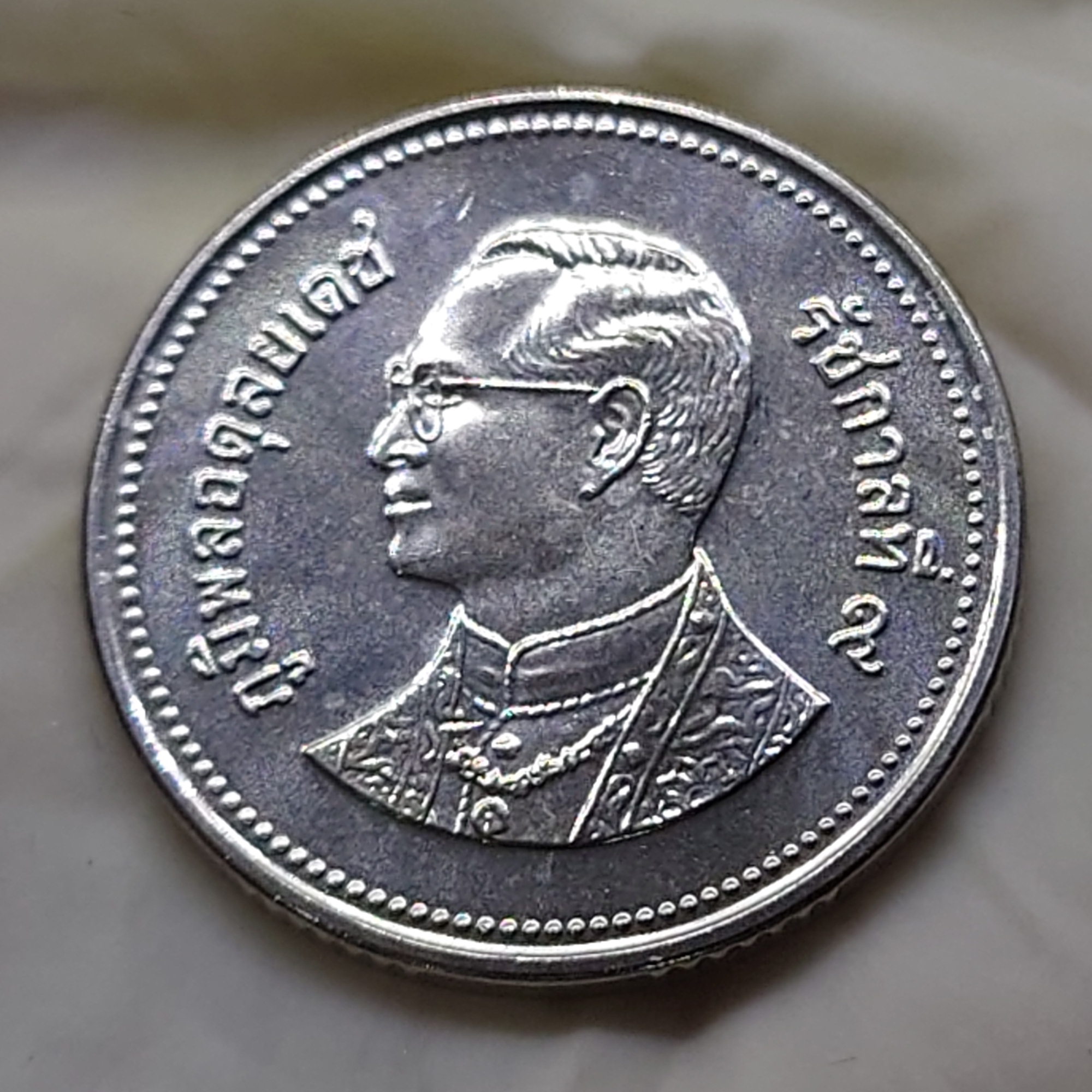 เหรียญ 2 บาท หมุนเวียน ปี พ.ศ.2550 สีเงิน ไม่ผ่านใช้ UNC