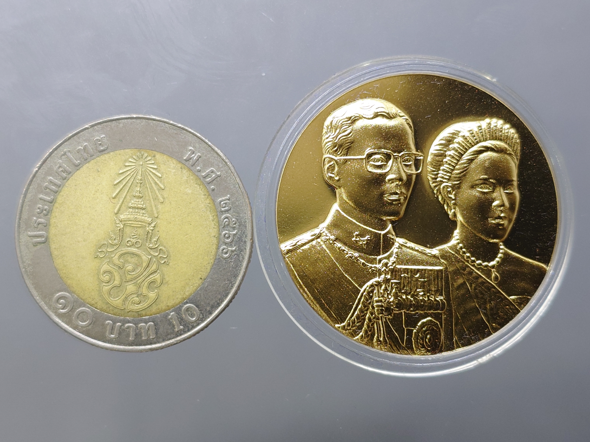 เหรียญพระราชทาน ในหลวง ร9 และ พระราชินี เนื้อเงินกะไหล่ทอง ขนาด 3 เซน ทรงกลม พร้อมกล่องเดิม (แจกเฉพาะข้าราชการ ใกล้ชิดพระองค์)