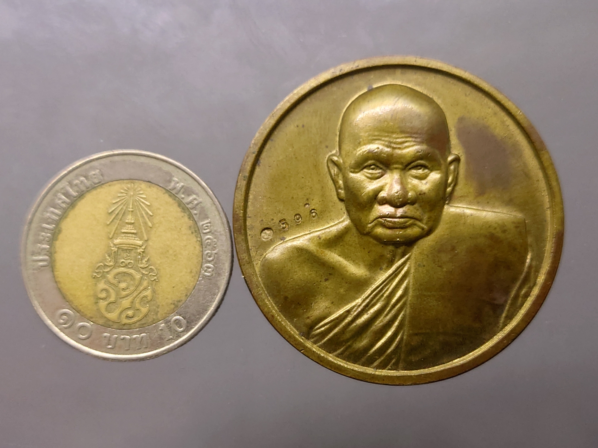 เหรียญบาตรน้ำมนต์ หลวงปู่ทิม วัดพระขาว ปี2538 เนื้อทองฝาบาตร ขนาด 4 ซม.