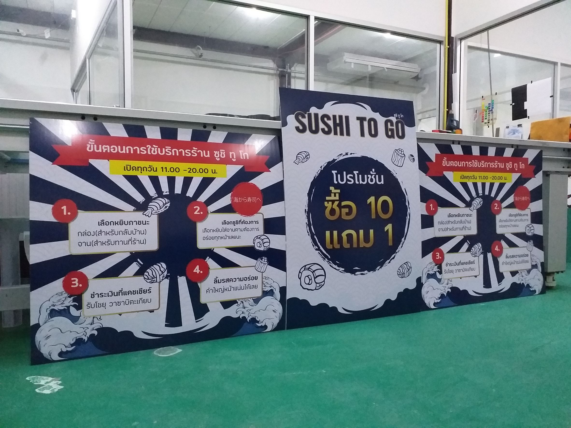 ป้ายโปรโมชั่น งานพิมพ์โปรโมชั่น สติกเกอร์ลงแผ่นอะคริลิค งานSUSHI TO GO