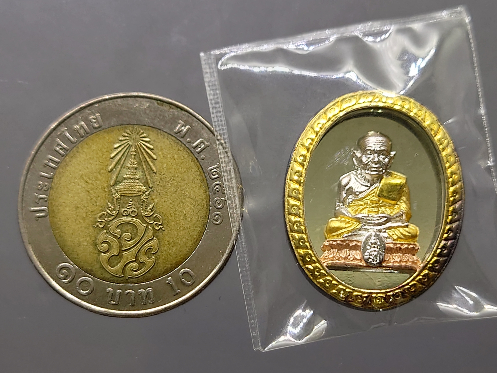หลวงปู่ทวด เนื้อเงิน-สามกษัตริย์ ที่ระลึกเฉลิมพระเกียรติ 50 พรรษา พระบรมโอรสาธิราชๆ พุทธาภิเษก ณ วัดพระศรีๆ 2544 พร้อมกล่องเดิม