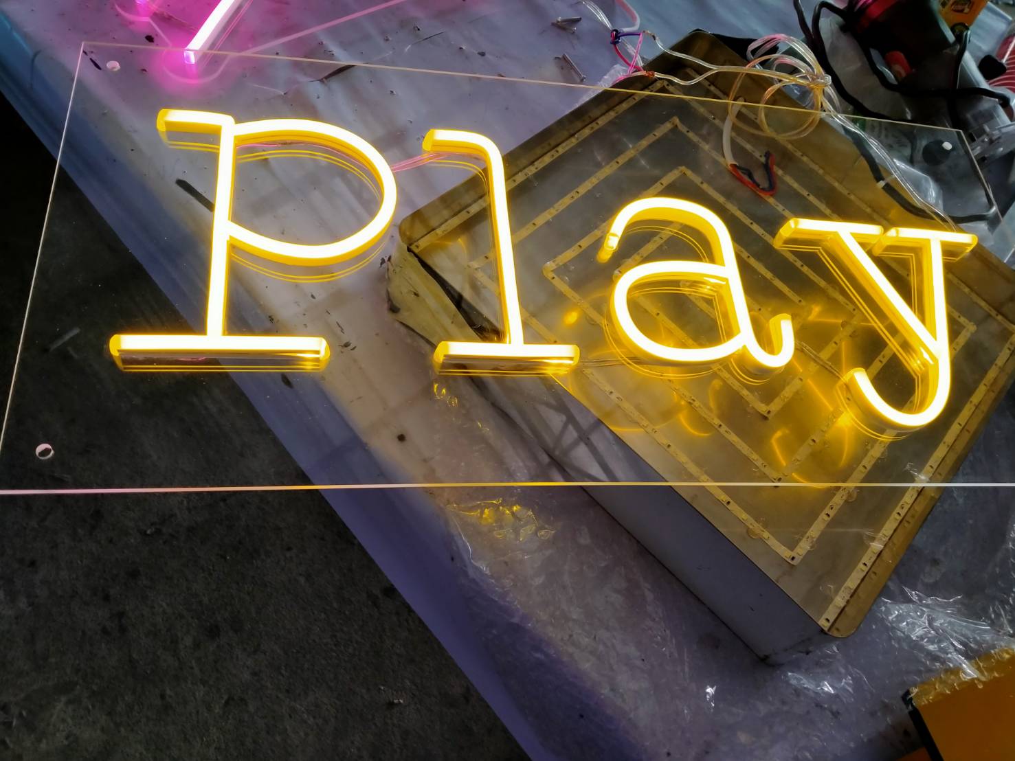 ป้ายไฟLED นีออนเฟล็ค งานPLAYสีเหลือง