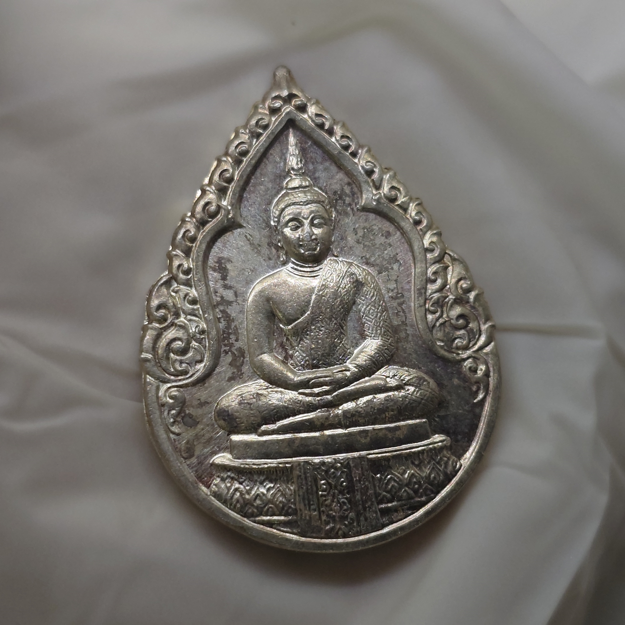 เหรียญพระแก้วมรกต ภปร รุ่นแรก ชุด 3 ฤดู เนื้อเงิน ฉลองกรุงรัตนโกสินทร์ 200 ปี พ.ศ.2525 พร้อมกล่องเดิมๆ