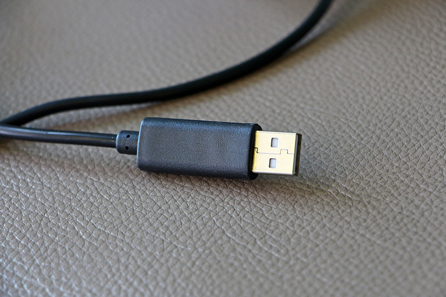 สายต่อเป็นแบบ USB สามารถใช้งานได้ทั้งกับคอมพิวเตอร์และโน๊ตบุ้ค อีกทั้งยังใช้งานได้ง่าย ไม่จำเป็นที่จะต้องติดตั้งโปรแกรมอะไรเพิ่มเติม เสียบแล้วสามารถใช้งานได้เลย