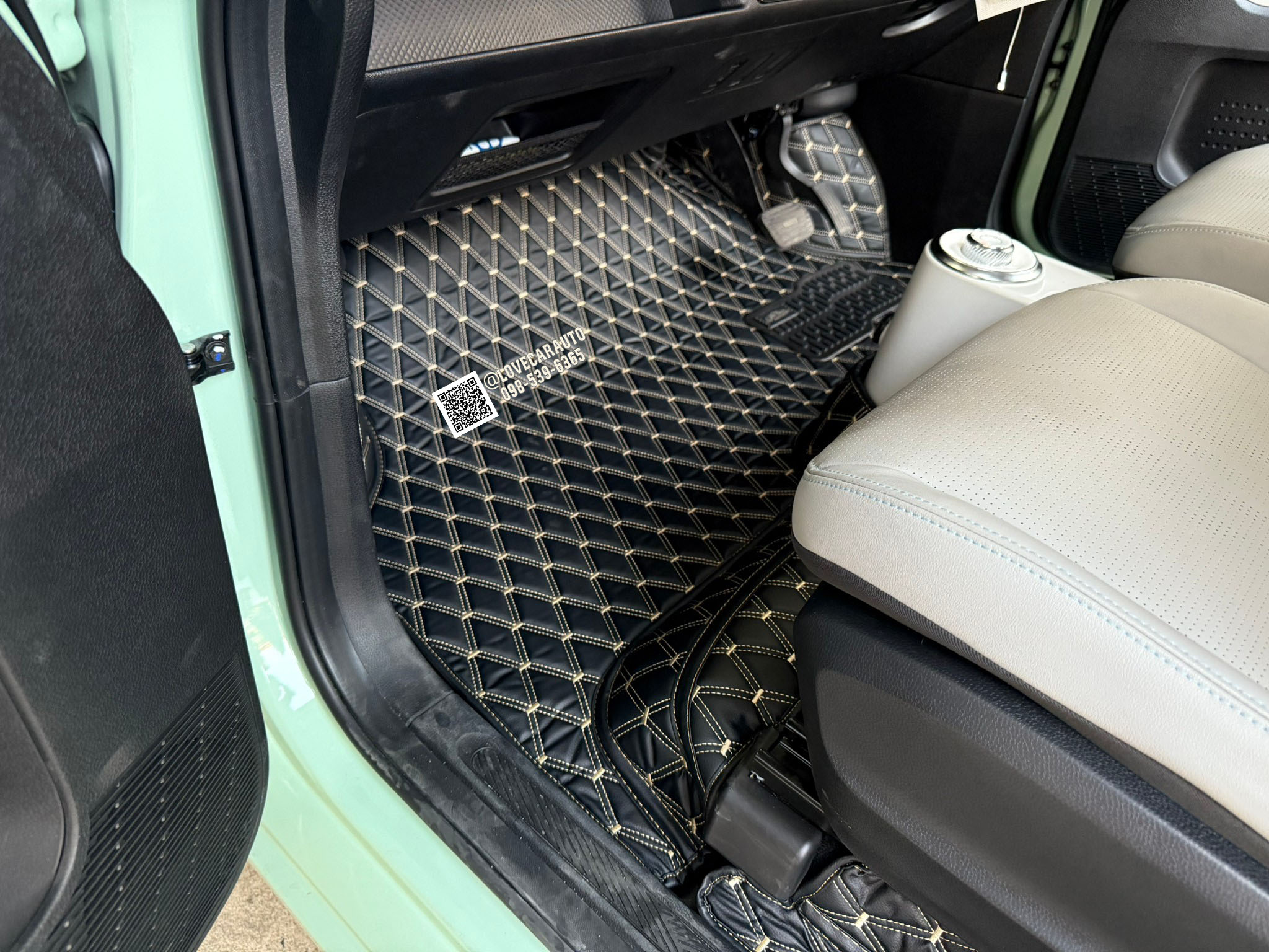 พรมปูพื้นรถยนต์ 6D wuling air ev สีดำด้ายทองด้ายคู่