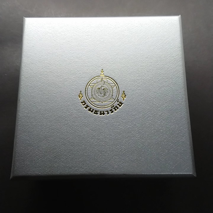 เหรียญ 800 บาท เนื้อเงินขัดเงา ที่ระลึกสหภาพวิทยาศาสตร์ทางดินนานาชาติถวายรางวัลนักวิทยาศาสตร์ดิน พ.ศ.2555 พร้อมกล่องและใบเซอร์