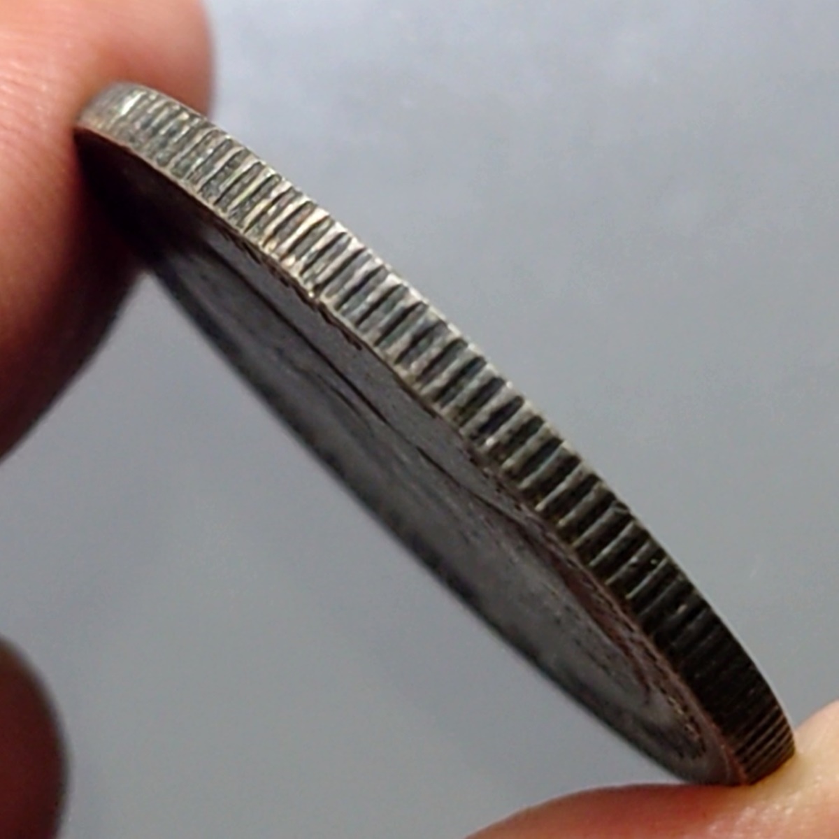 เหรียญเงิน บาทหนึ่ง พระบรมรูป ร.๕ - ตราแผ่นดิน ไม่มี ร.ศ.