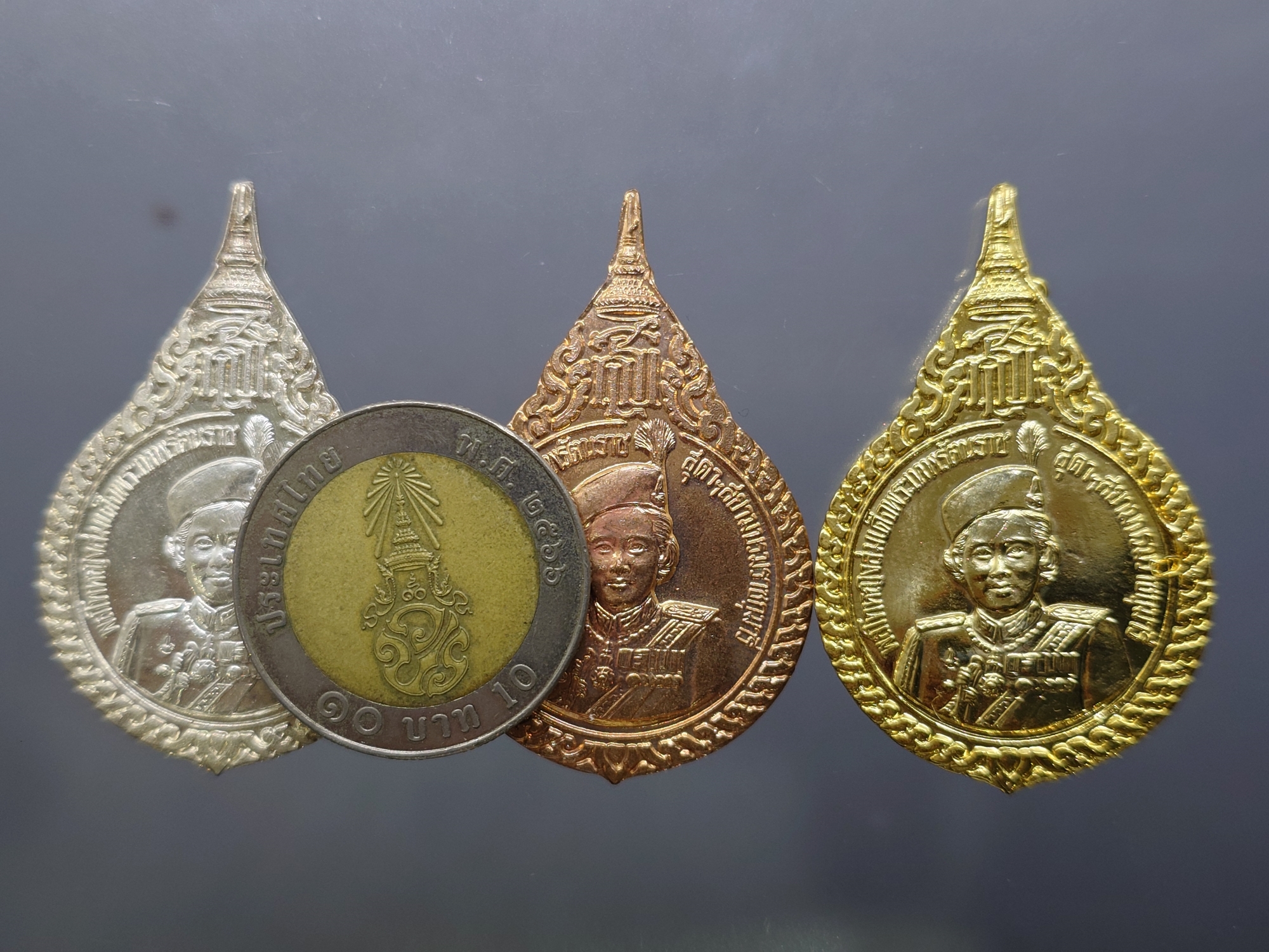 เหรียญพลโทหญิงสมเด็จพระเทพรัตนราช (ชุดกรรมการ เนื้อเงิน ทองแดง กาหลั่ยทอง) รุ่นพระราชทานเมตตาบารมี 40 พรรษา ปี2538 พร้อมตลับเดิม