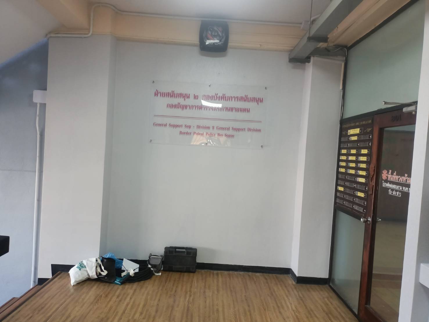 งานตัดสติกเกอร์ติดลงบนแผ่นอะคริลิคใส งานกองบังคับการสนับสนุน
