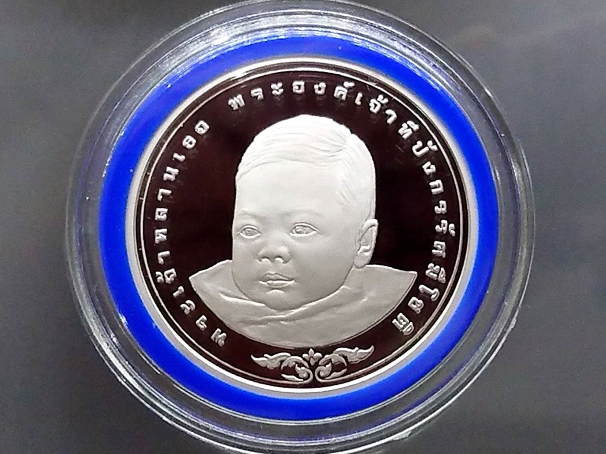 เหรียญเงินขัดเงา 600 บาท สมโภชเดือนและขึ้นพระอู่ ทีปังกร 2544 พร้อมกล่องหนังใบเซอร์