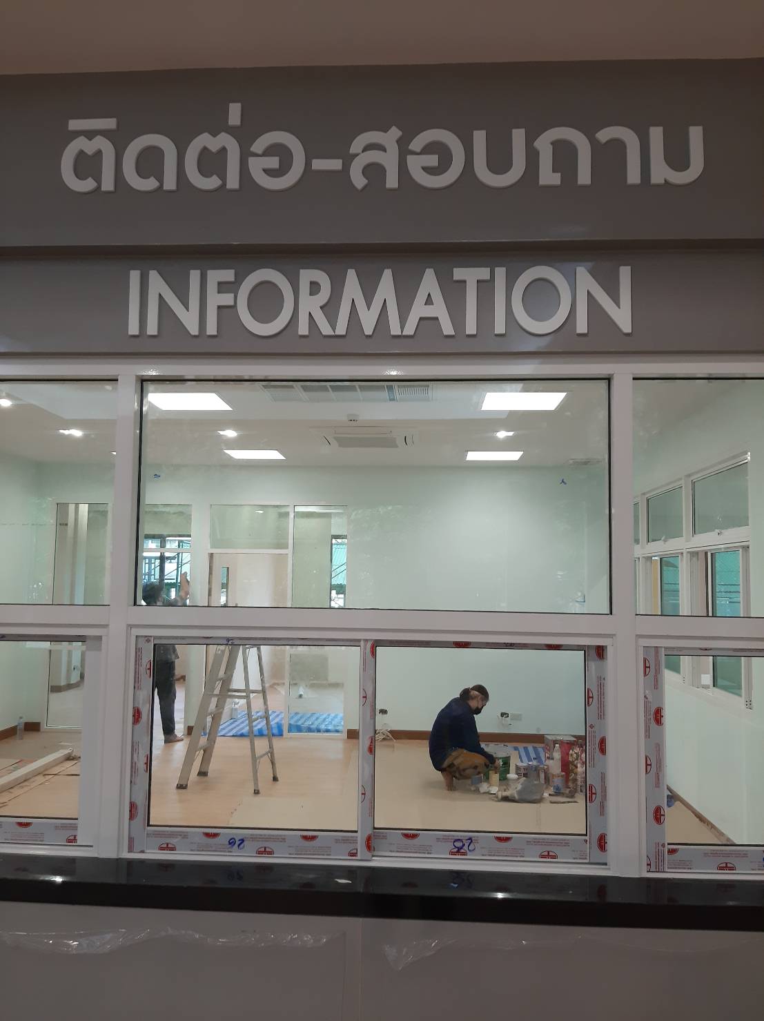 ป้ายตัวอักษรพลาสวู๊ดพ่นสีขาว งานติดต่อสอบถาม