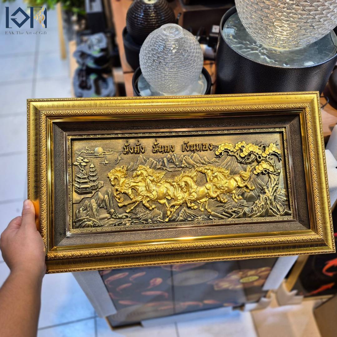 กรอบรูปมงคล รุ่นม้า8ตัว มั่งคั่ง มั่นคง เงินทอง กรอบรูปตกแต่งบ้าน กรอบรูปของขวัญมงคล ภาพม้าทอง เสริมฮวงจุ้ย