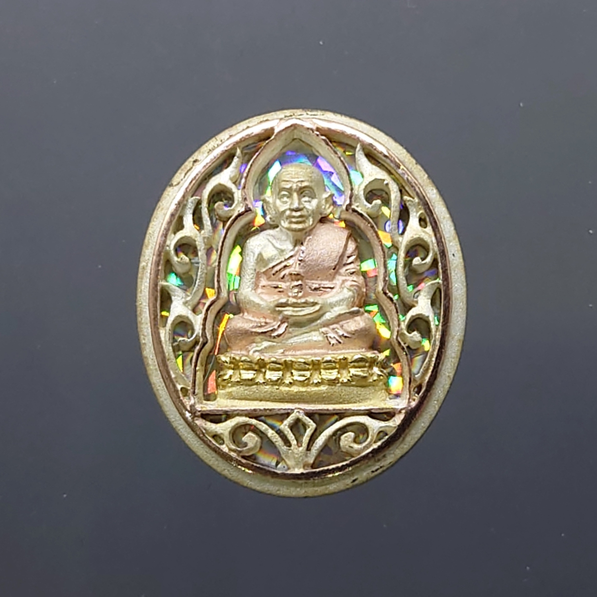 เหรียญหลวงปู่ทวด เนื้อเงินสามกษัตริย์ รุ่นมงคลบารมี วัดประสาทบุญญาวาส พ.ศ.2545 พิมพ์วงรี เล็ก รูปไข่ ขนาดสูง 2 ซม. พร้อมกล่องเดิม