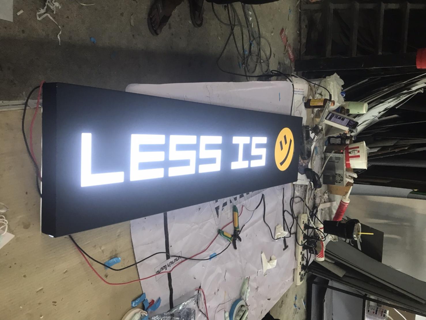 รับทำป้ายบริษัท ป้ายกล่องไฟบริษัท งานป้ายอีโมคอน LESS IS