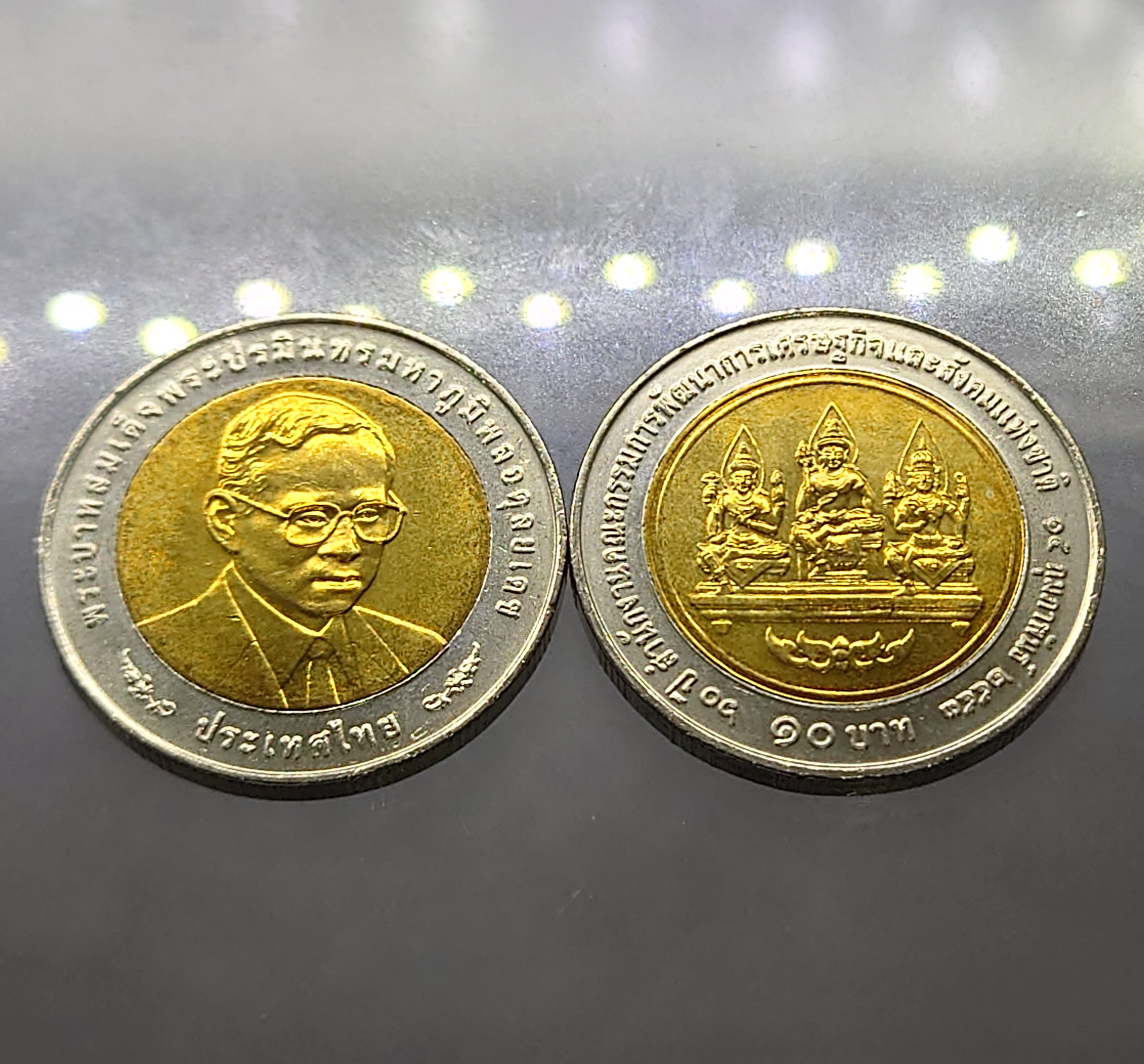 เหรียญยกถุง (100 เหรียญ) เหรียญ 10 บาท สองสี ที่ระลึก 60 ปี คณะกรรมการพัฒนาเศรษฐกิจฯ ปี 2553 ไม่ผ่านใช้