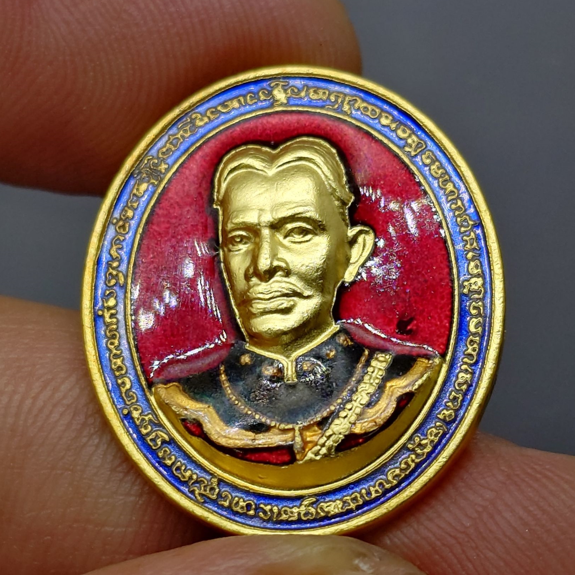 เหรียญสมเด็จพระเจ้าตากสินมหาราช หลังตรามหาเดช รุ่นโชคมงคล เนื้อกาหลั่ยทองลงยา ตรีทศเทพวรวิหาร ปี2551 พร้อมกล่อง