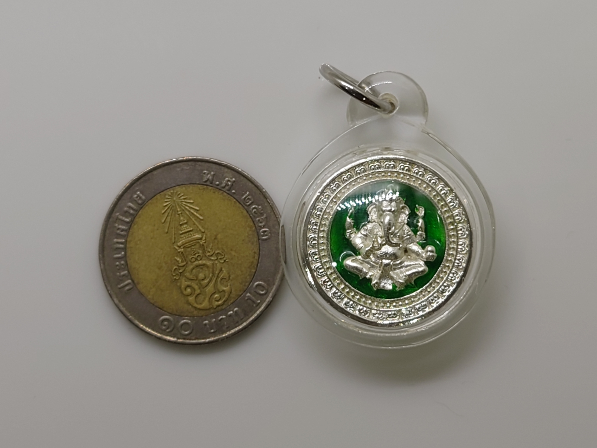 พระพิฆเนศ มหาเทพแห่งความสำเร็จ เนื้อเงิน ลงยาเขียว พิมพ์เล็ก รุ่นเบญจมงคล ครบ 50 ปี ททบ 5 ปี2551 เลี่ยมพร้อมใช้