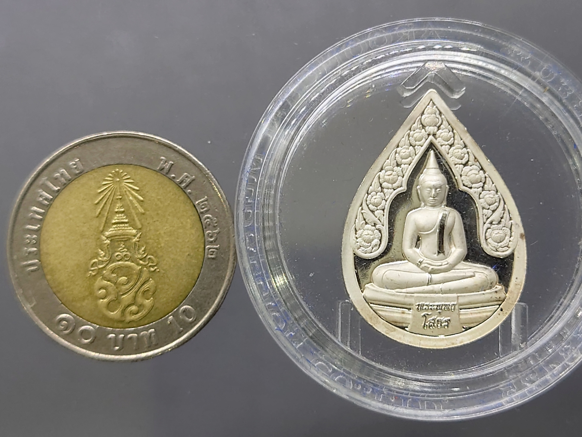 เหรียญพระพุทธโสธร หลังหลวงพ่อเกษร รุ่นสร้างเขื่อน เนื้อเงินขัดเงาพ่นทราย วัดโสธรวรารามวรวิหาร พ.ศ.2552 พร้อมกล่องเดิม